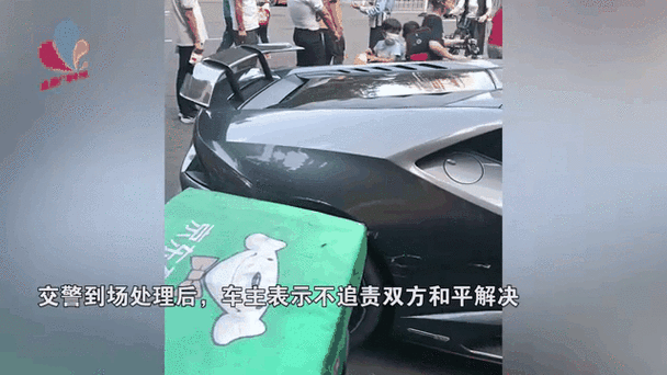 外卖员与豪车相撞头被卡车内:外卖小哥违规撞上豪车瞬间瘫坐地上吓哭 女车主 却在笑
